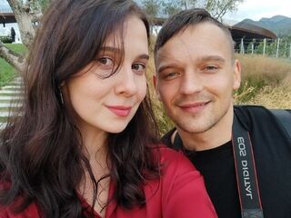 Webcam model LilyAndMaks from LiveJasmin