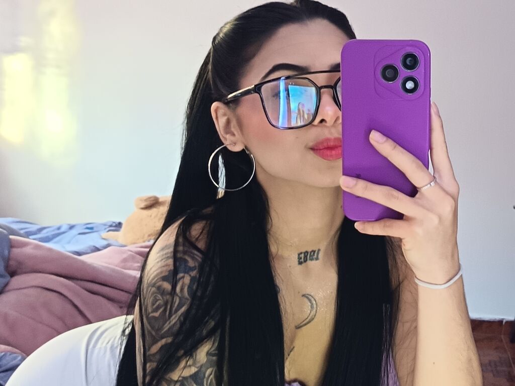 Image of cam model AllisonStrada from Web Night Cam