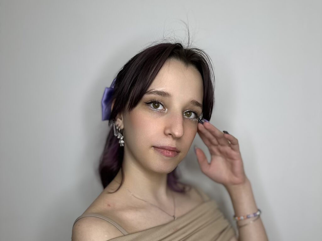 Image of cam model IvyLewis from Web Night Cam
