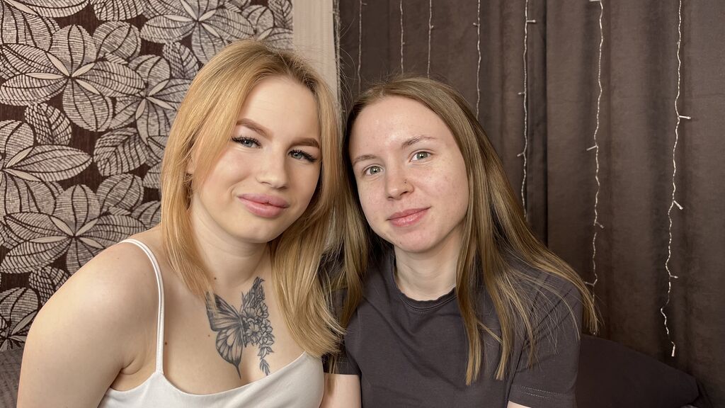 ElwynaAndLora live cam model at LiveJasmin