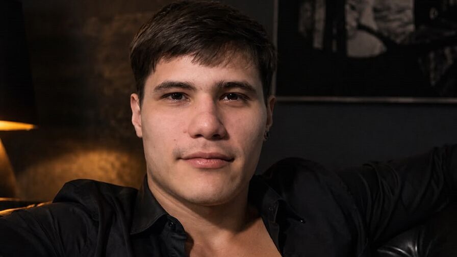 Watch AlejandroMoret live on Cam Plug