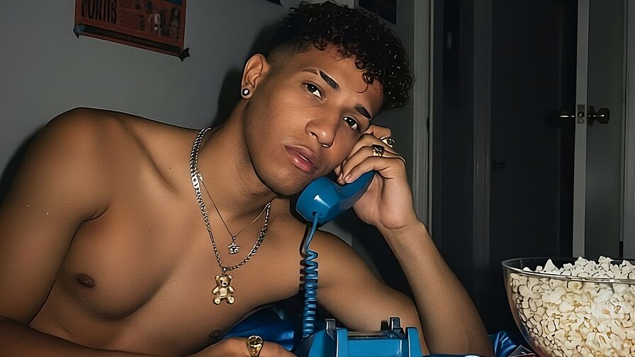 Watch MaikelGarcia on NudiesOnlineCam.com