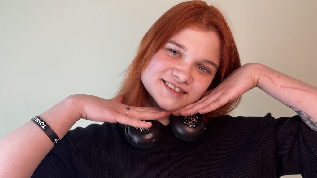 Watch ChiaPreuitt live on cam at LiveJasmin