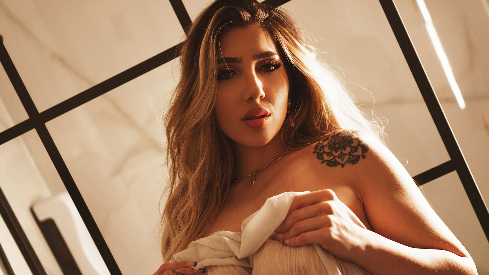 MiaRosey erotic portrait