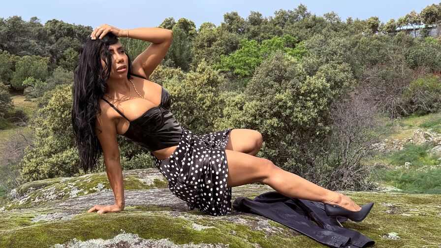 Watch LiindaSanchez live on Cam Plug