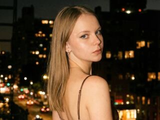 Webcam model SophiePeachy from LiveJasmin