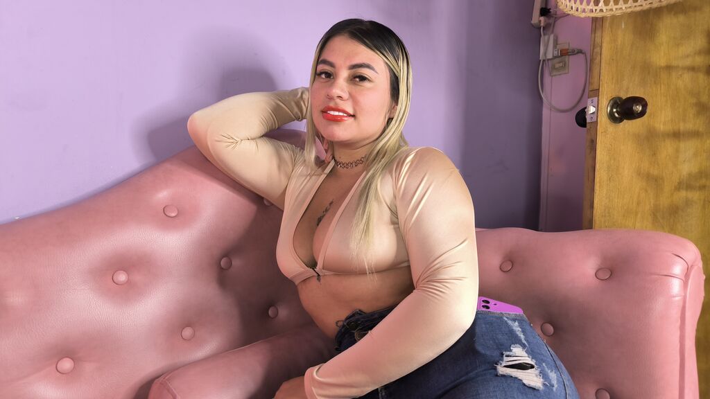 Sex chat gratuit in direct cu JulietaFerrero pe LiveJasmin