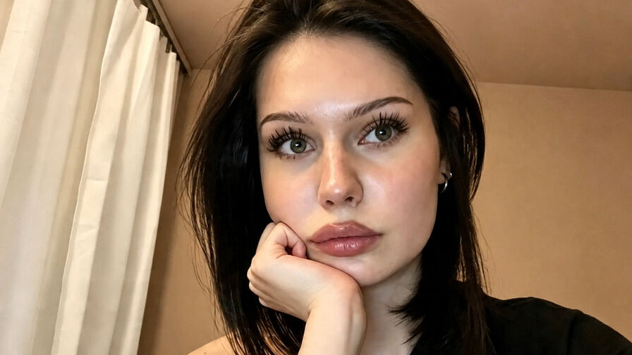 Watch EvaRini live on Cam Plug