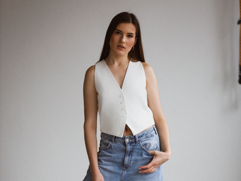 SarahSteele model profile storefront photo
