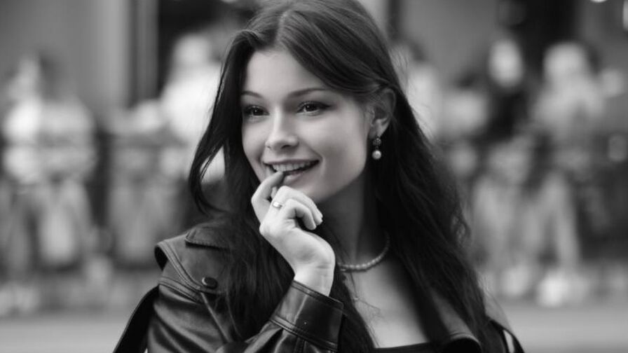 Watch AprilJaly live on Amateur Blogger🎉
