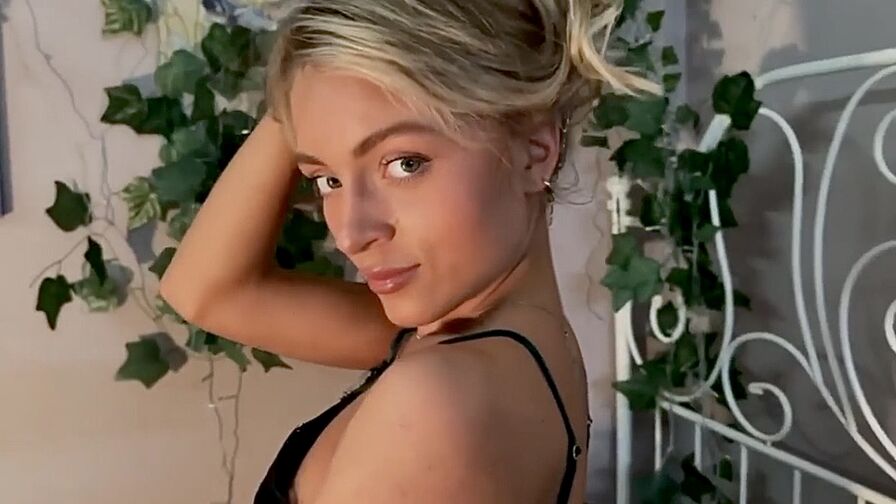 Watch SashaHardys live on Amateur Porn