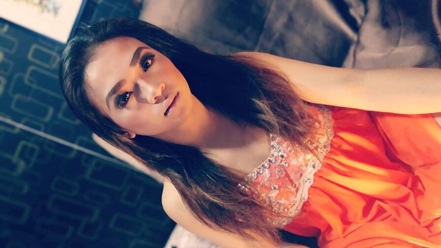 Watch PeachGrande live on Cam Plug