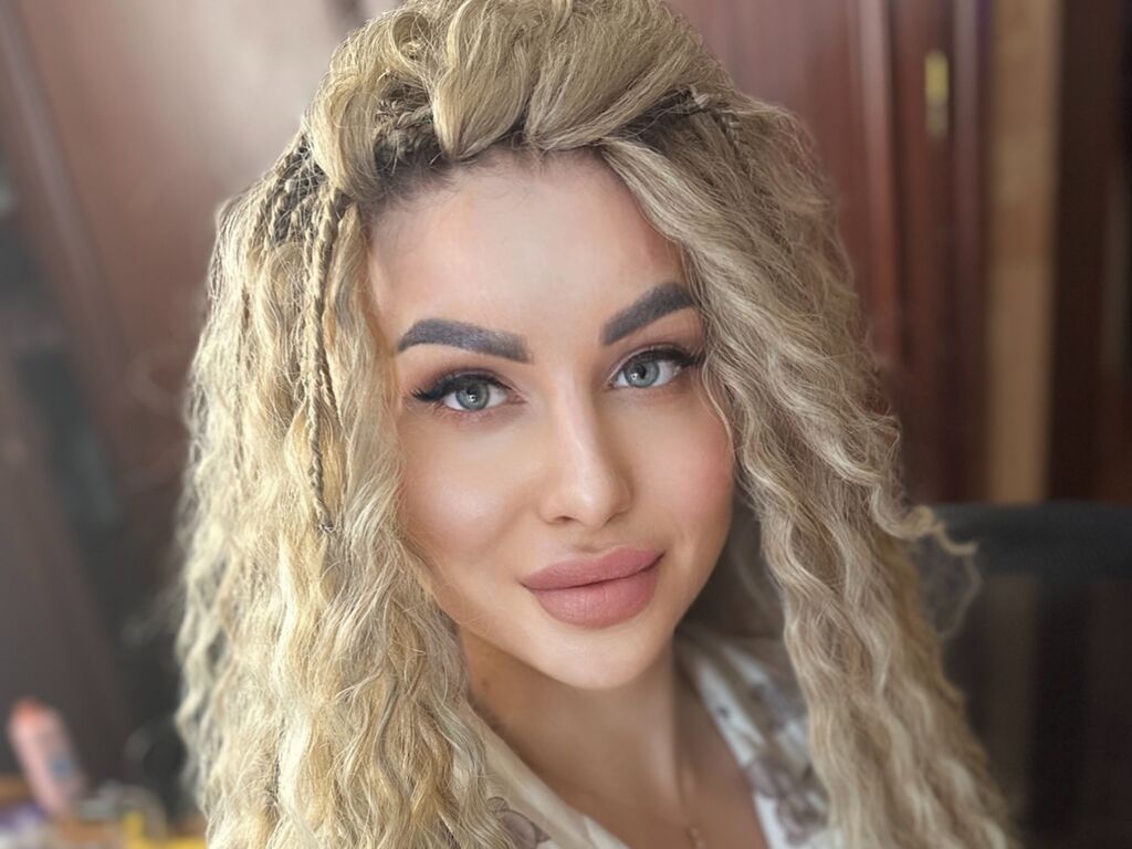 LuxeAnna video chat profile preview
