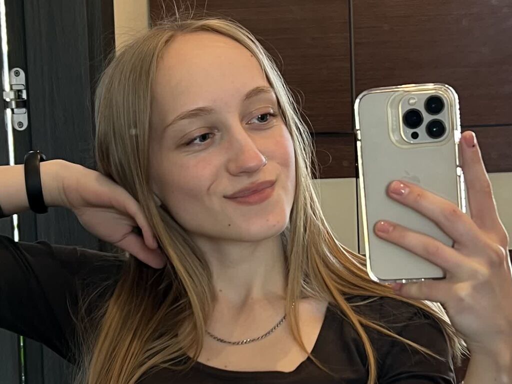 EllaMarlow live girl webcam profile