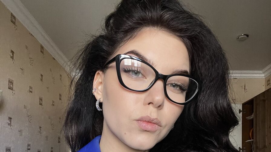 Watch LinaSeen live on Cam Plug