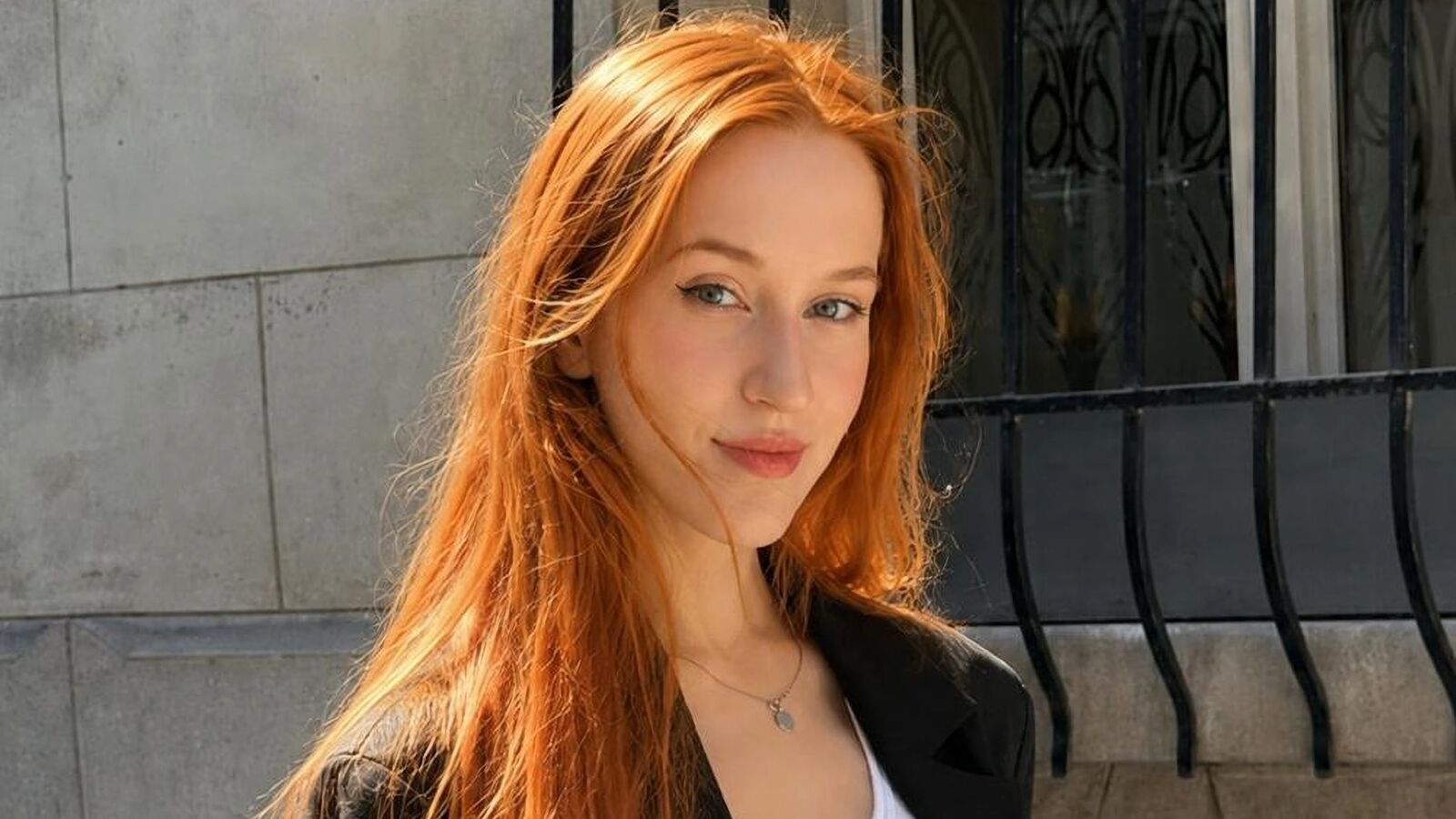 EvaBellea erotic portrait