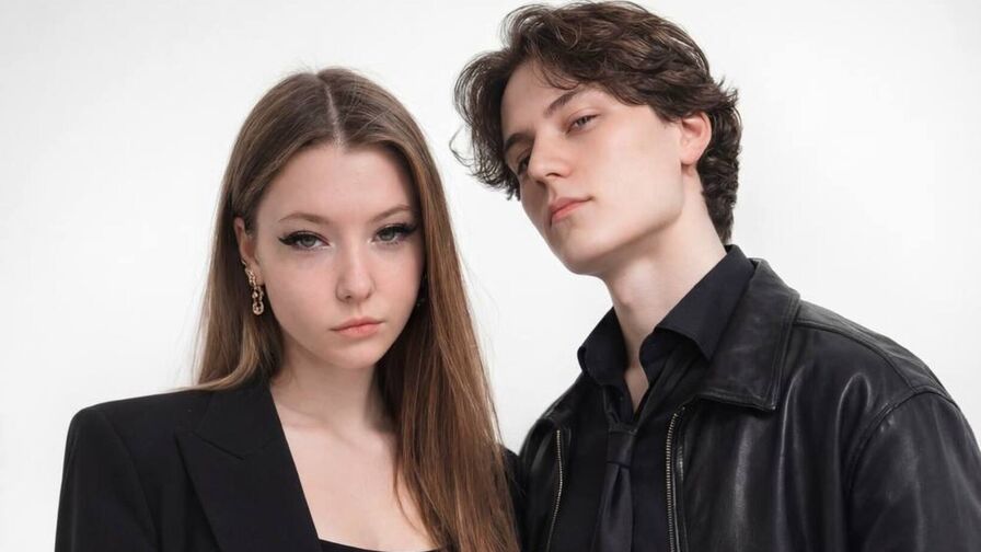 Watch LeoAndMira live on Ultra Erotica