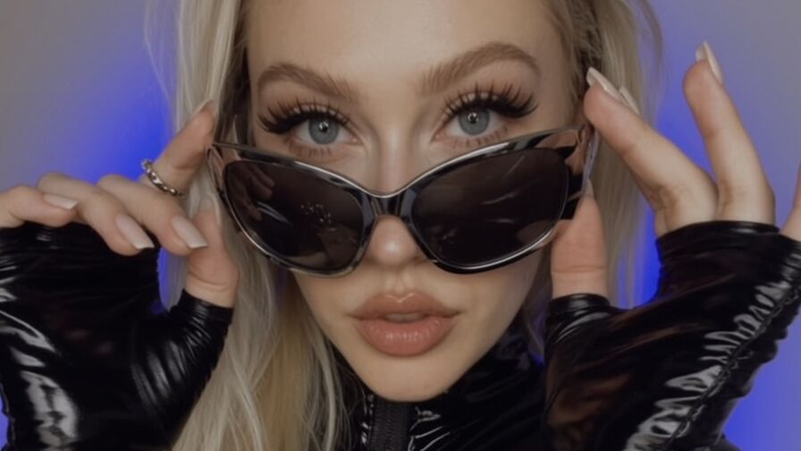 LiyaWilde's live cam