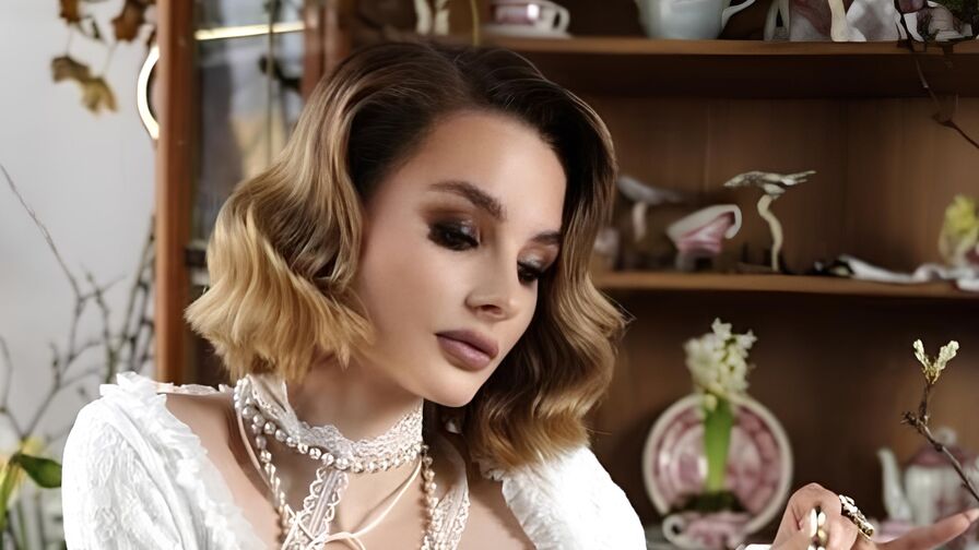 Watch NoraMoreau live on DMS List