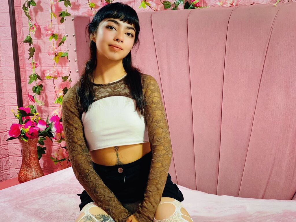 IvyLunna age 18