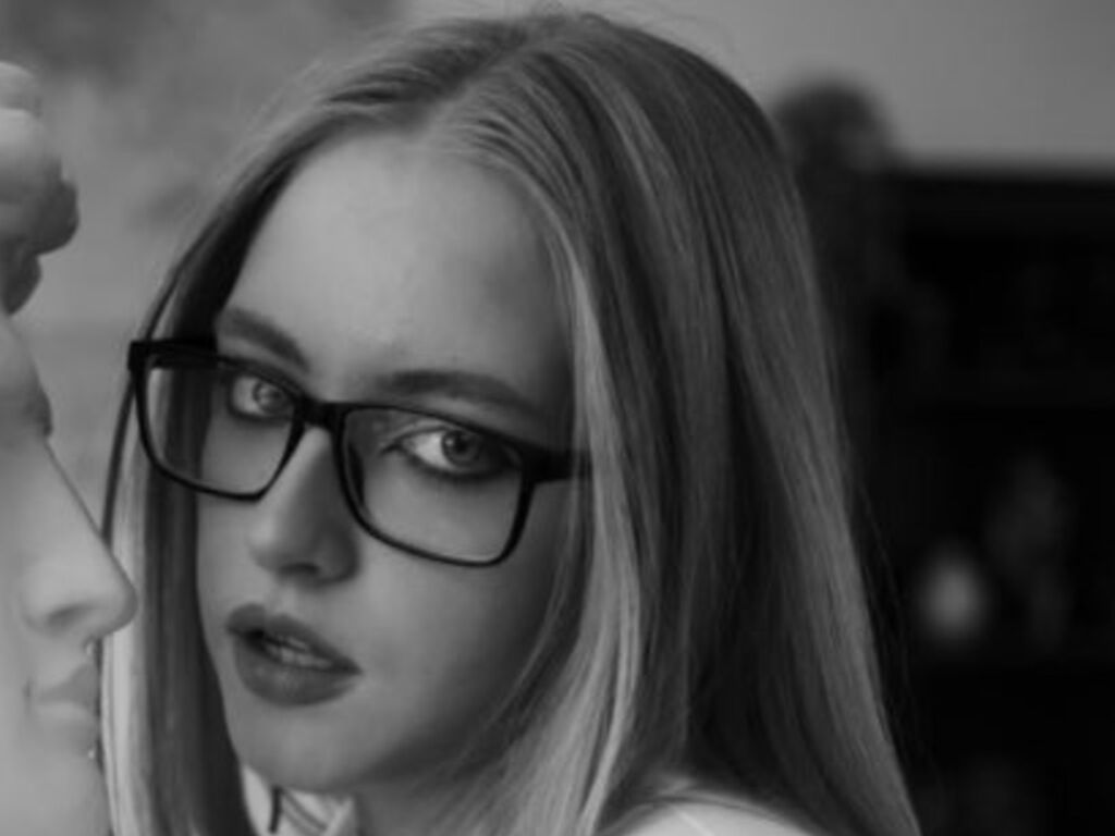 Live with SheliaEdwards on PrivCamWeb