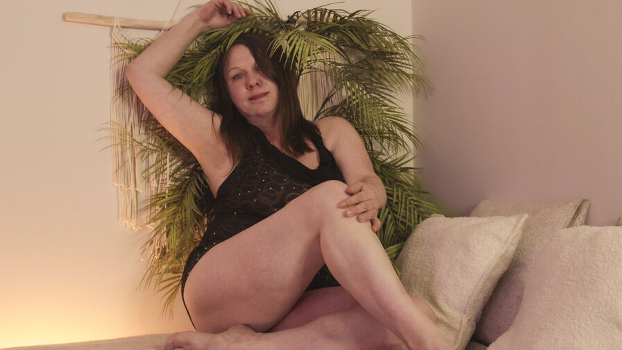 Watch KellyLeach live on Cam Plug