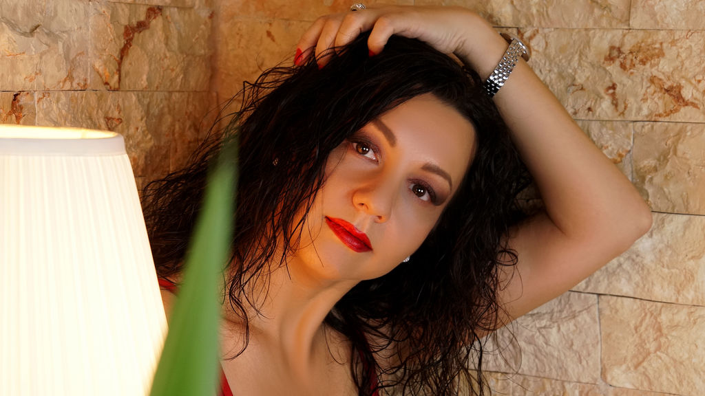 Watch the sexy mature JulienneMoore from LiveJasmin at GirlsOfJasmin