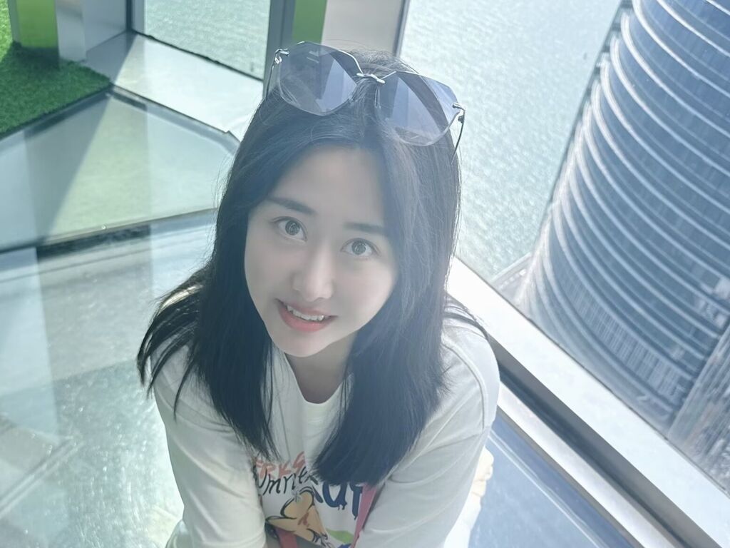 JenenYrui live cam performer profile