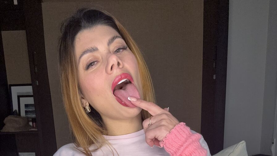 Live HD Nude Chat with MacaLuna