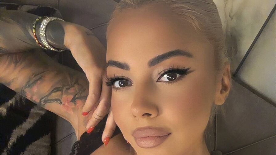 Watch NaomiBlakee live on freshseotools.com