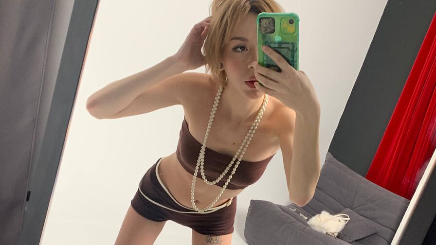 Live HD Nude Chat with LessieChenette