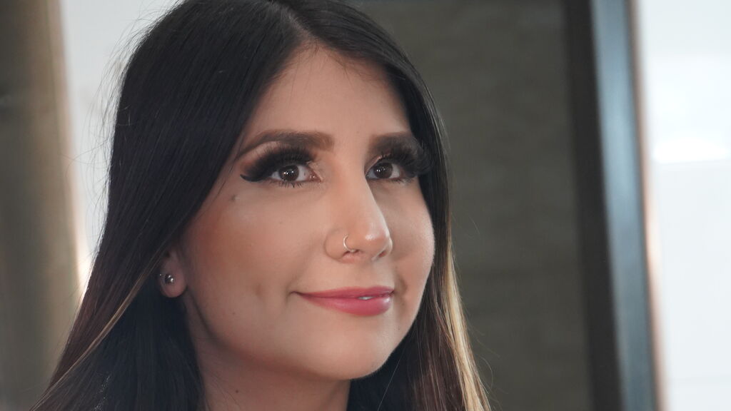LunaPalmer online cam on GirlsOfJasmin