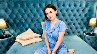 YolandiBev one on one girl cam profile