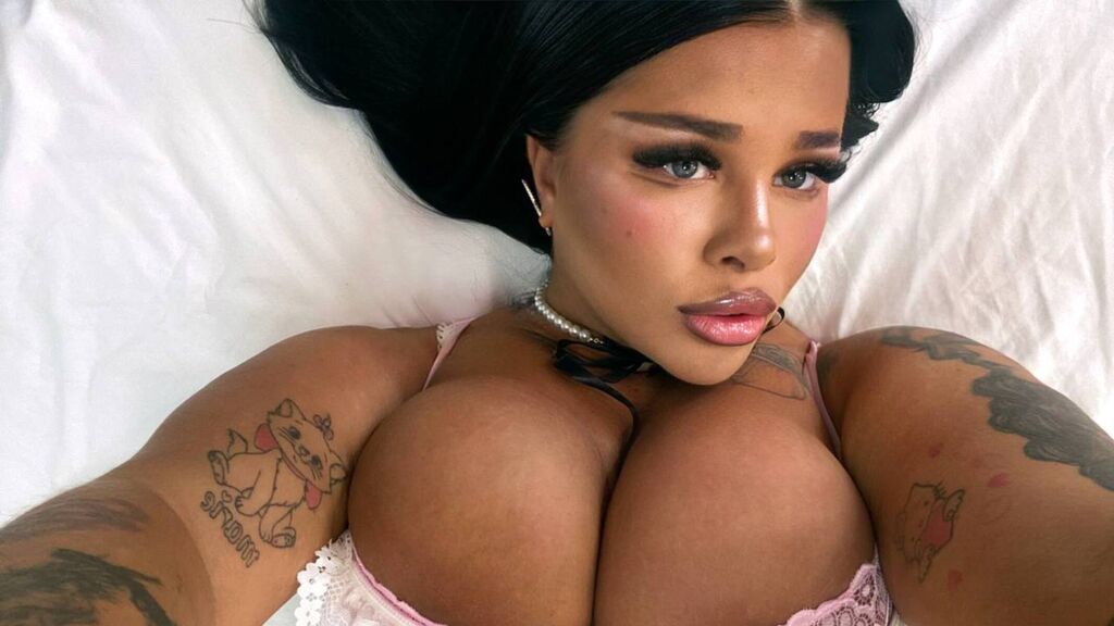 VivienneAstrid live cam model at LiveJasmin