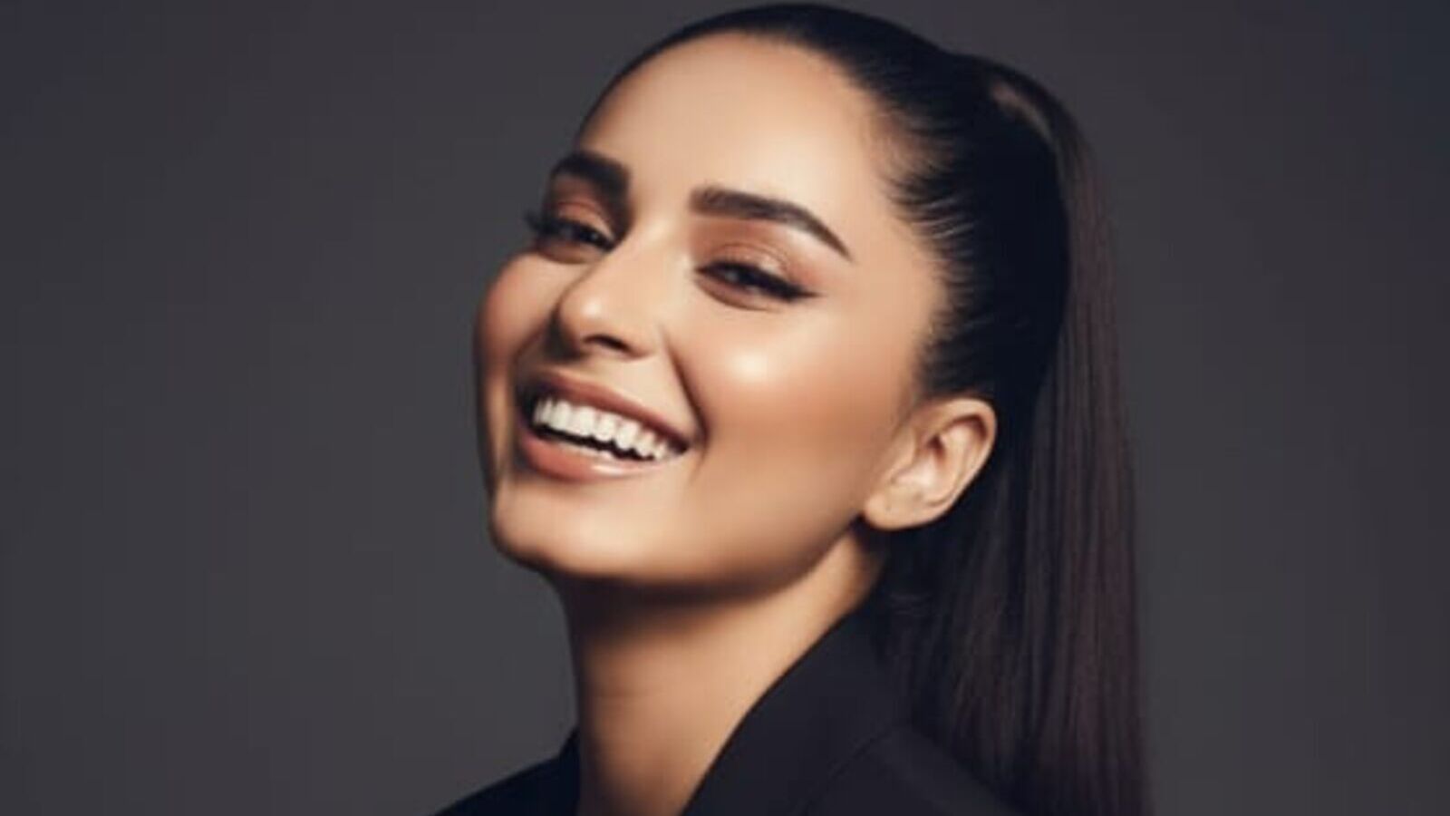 ZaylaAmin glamour portrait