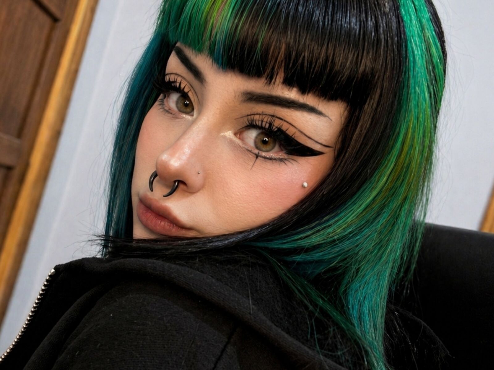 Live cam for LolaGraves