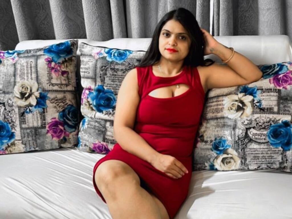 KiaMiles LiveJasmin model room profile