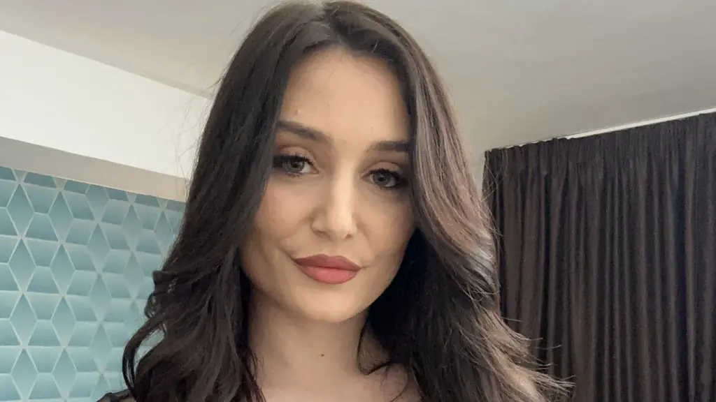 KassieWeins's chat room