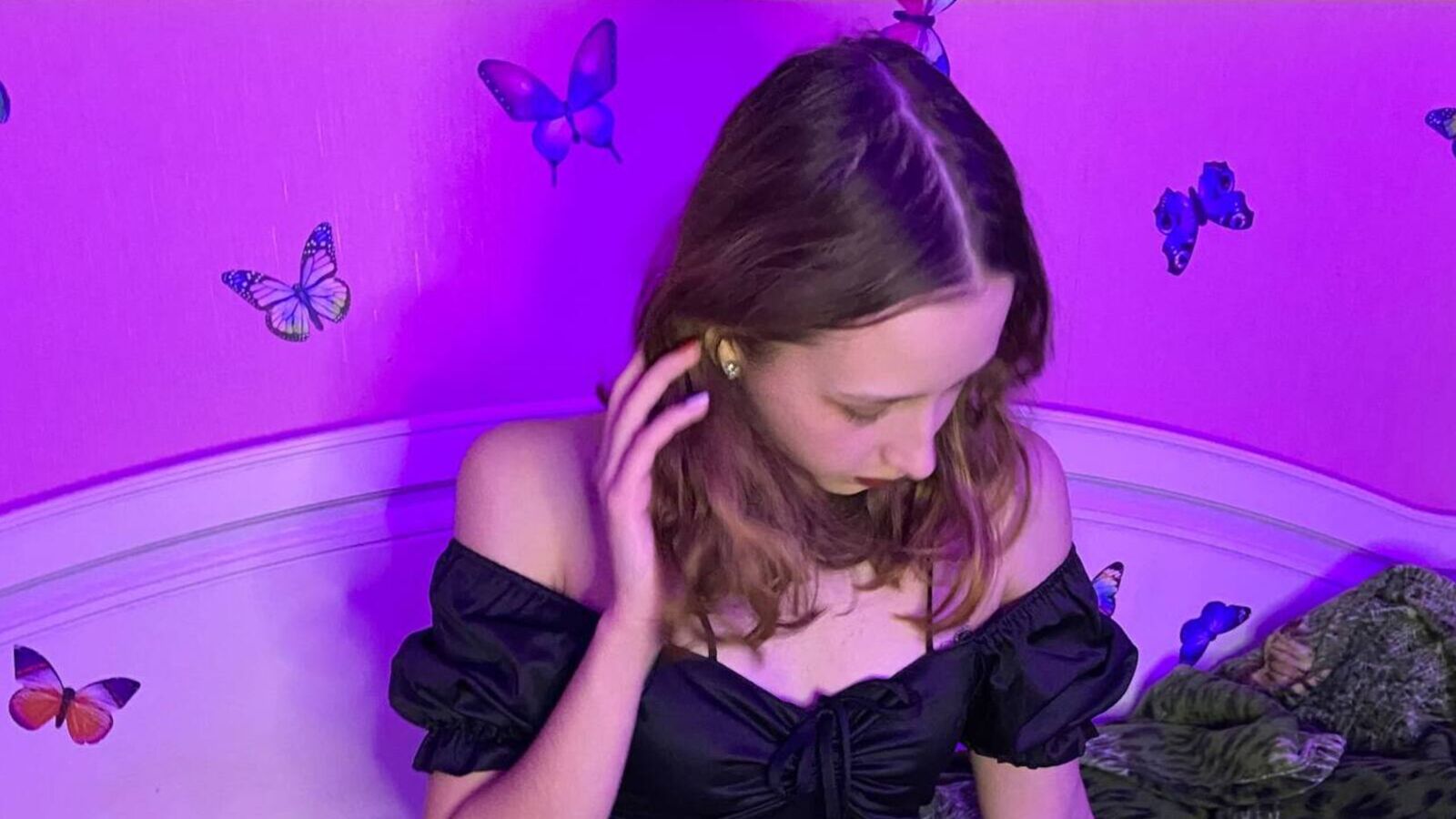 AprilOneli erotic portrait