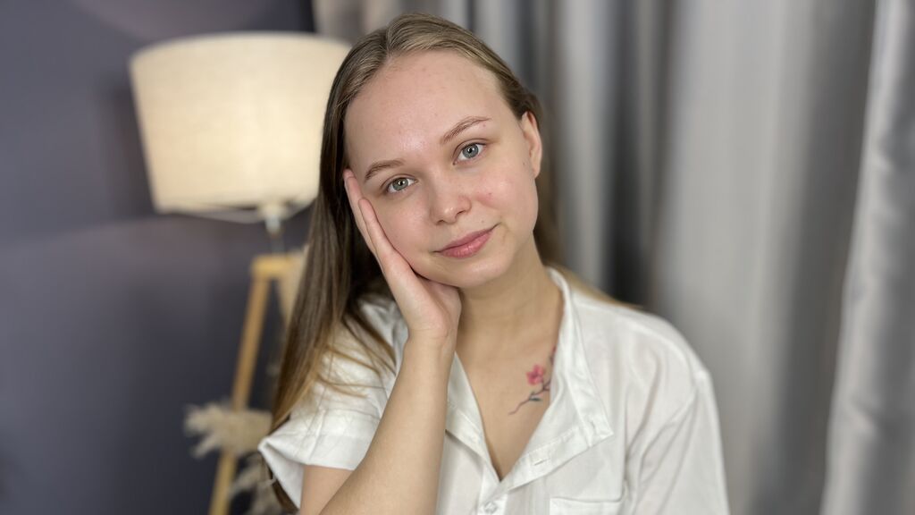 ElwynaBucher live cam model at LiveJasmin