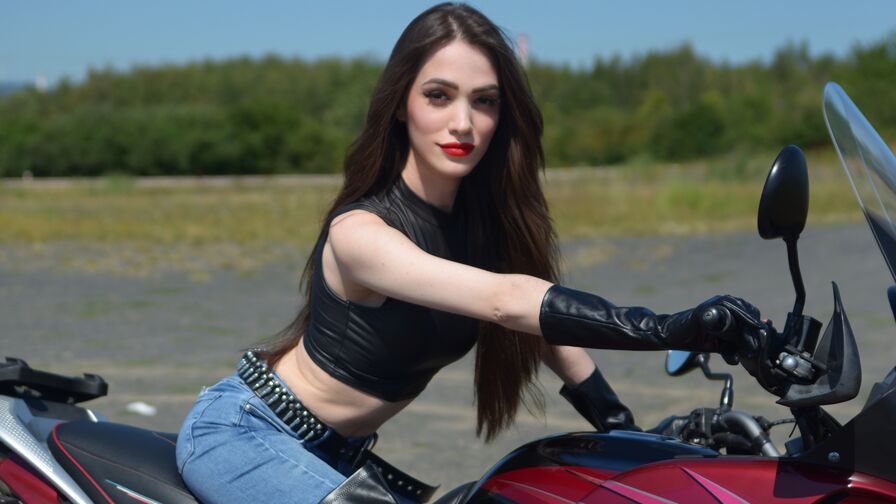 Watch AlienaMoore live on Thewebcamzone