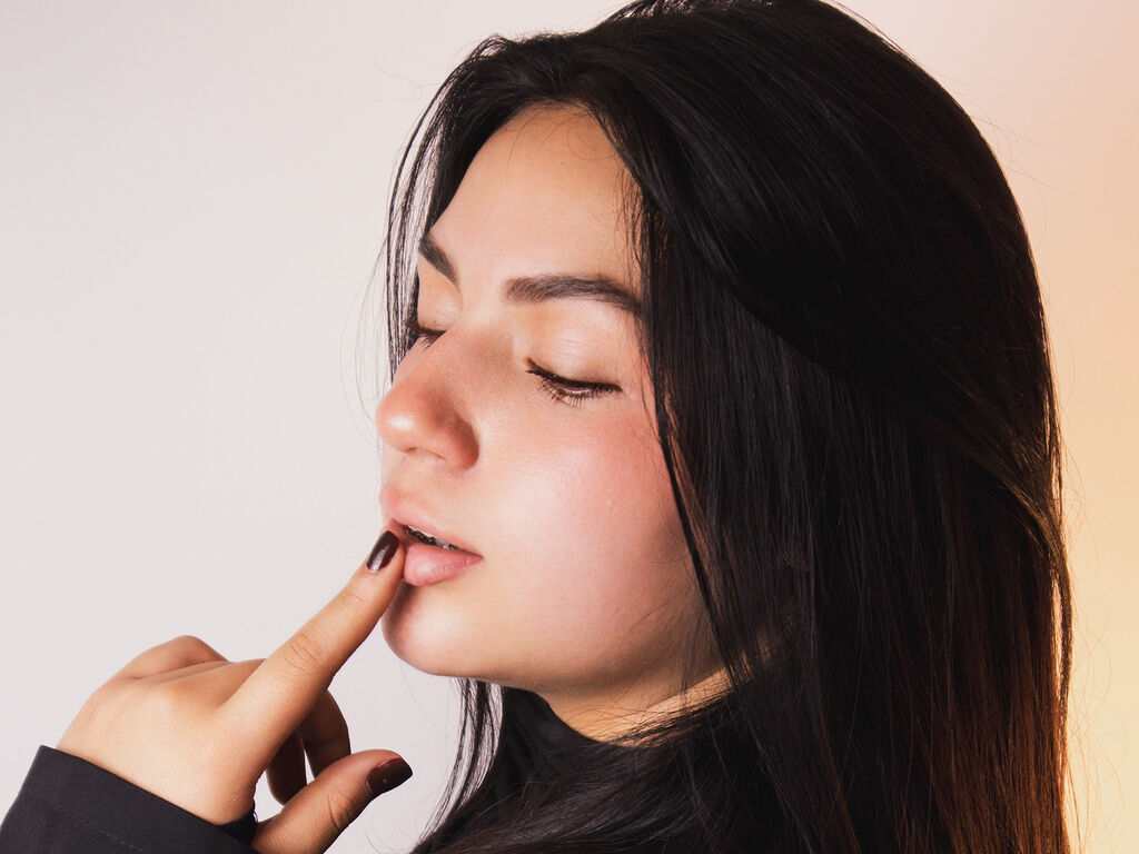 EmmaBenavides – webcam model profile photo