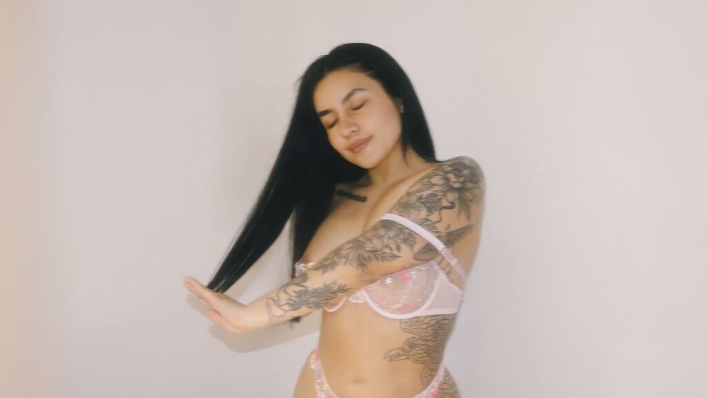 Watch MarieLima live on cam at LiveJasmin