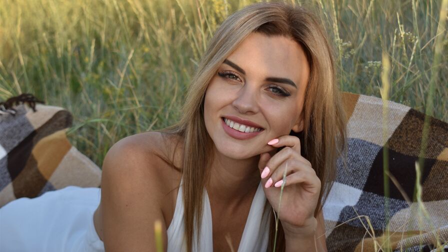 Watch LunaFlinn live on Thewebcamzone
