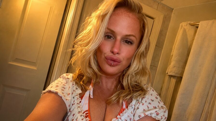 Watch LouisaKoutouzis live on Cam Plug