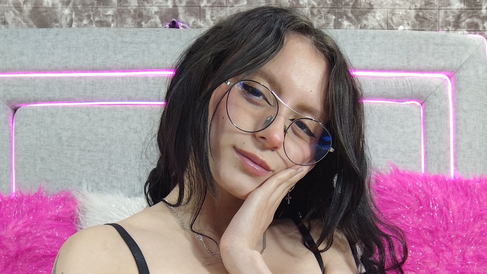 NaomiMolie erotic portrait