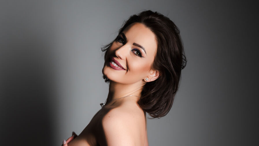 Watch Selena live on Cam Plug