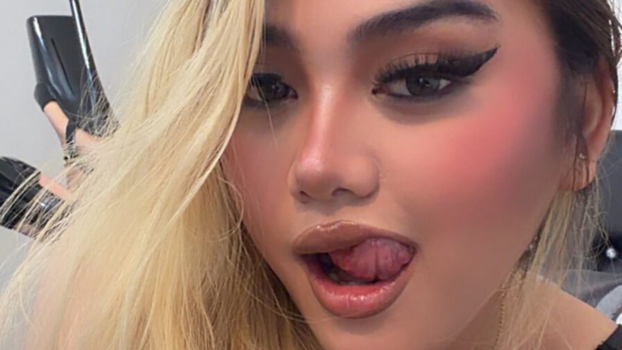 Live HD Nude Chat with YoshiJenner