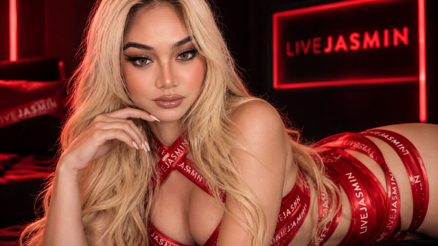 Watch YoshiJenner live on Thewebcamzone