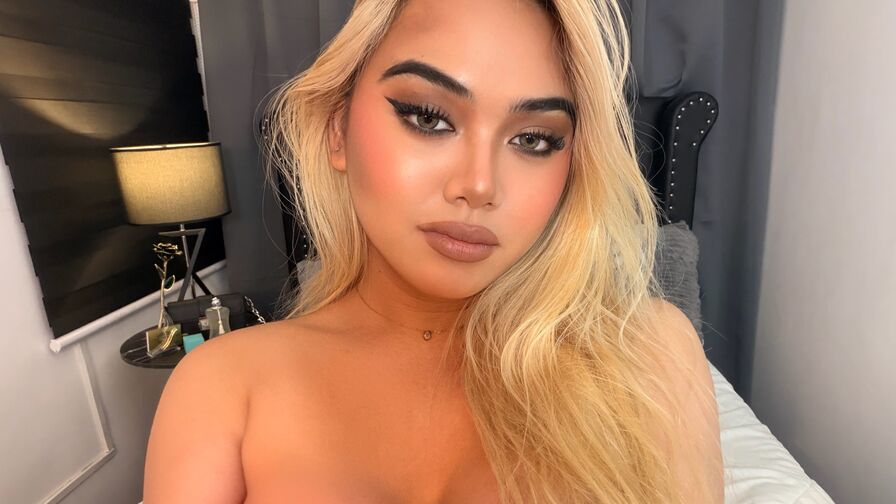 Live HD Nude Chat with YoshiJenner